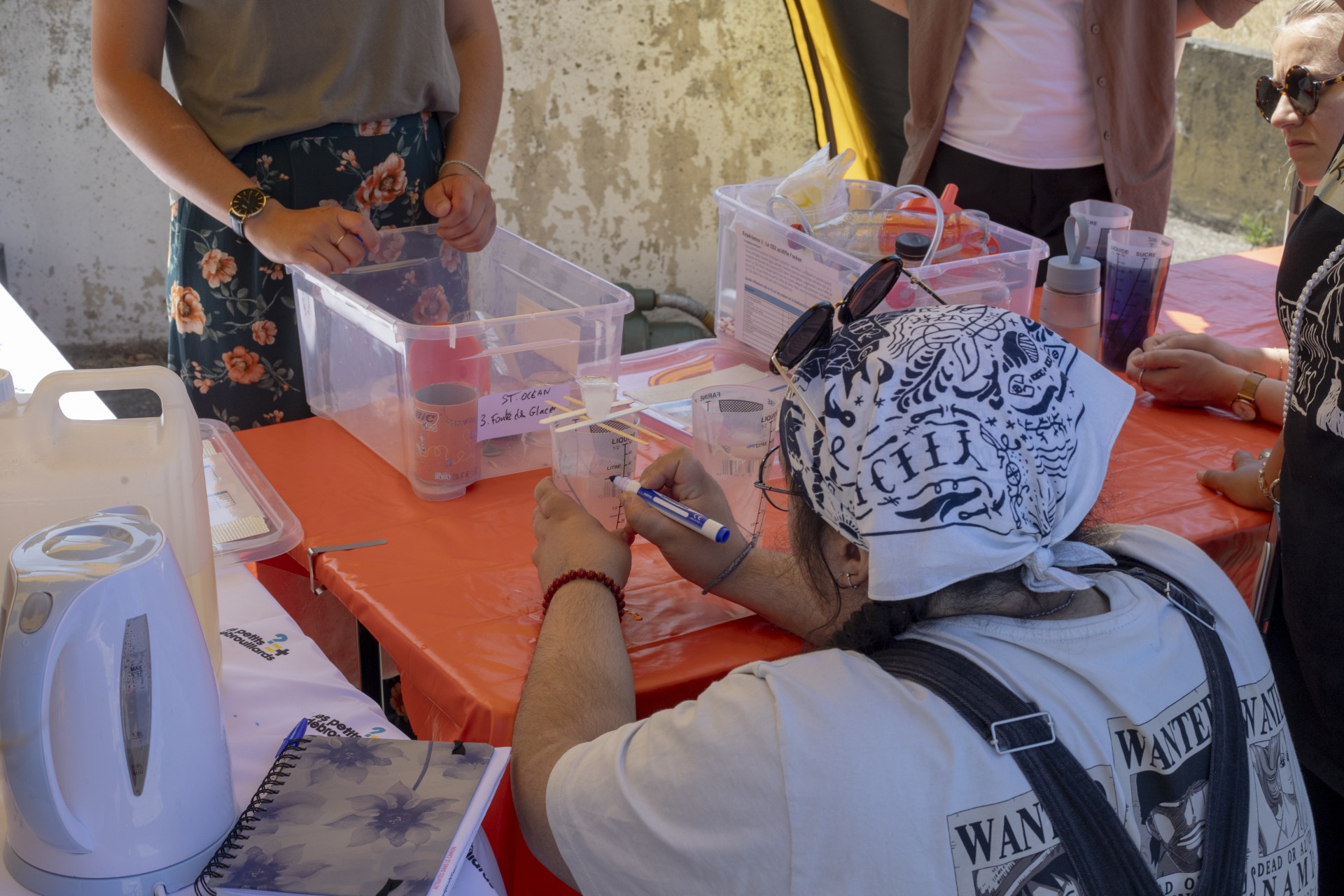 Des participantes testent du matériel d’expérimentation autour d’une table.